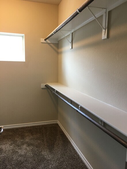 Building Photo - 136 E Maple Ridge Ct
