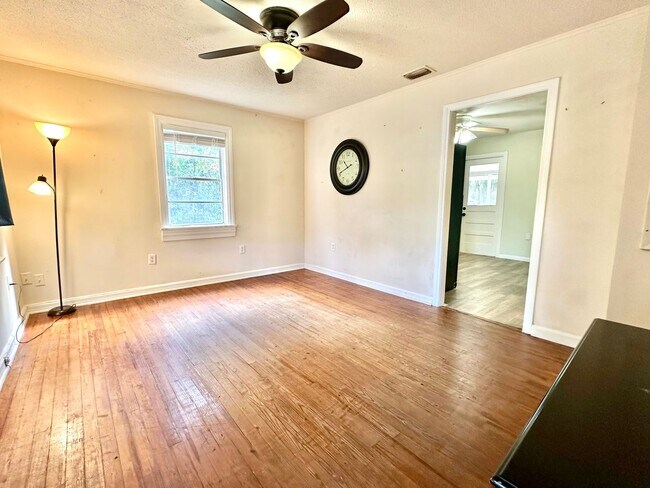 Building Photo - Perfectly-placed 2Bedrooms/1Bath home with sunroom in the heart of Deland!