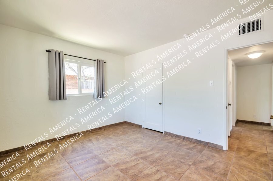 Building Photo - 1520 E Silver St