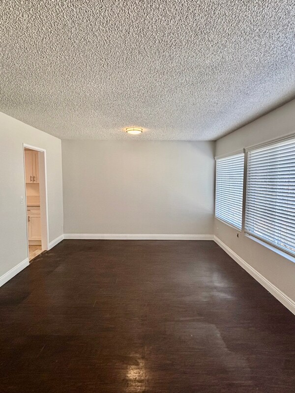 Building Photo - 17440 Burbank Blvd