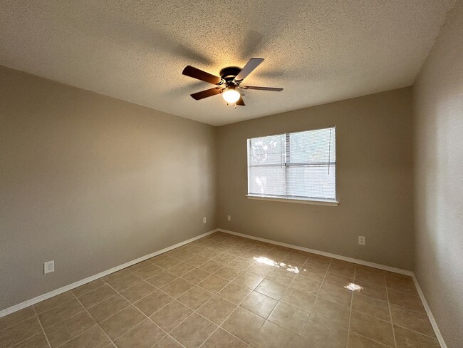 Building Photo - Minutes from Downtown Rogers – 2 Bed Apart...