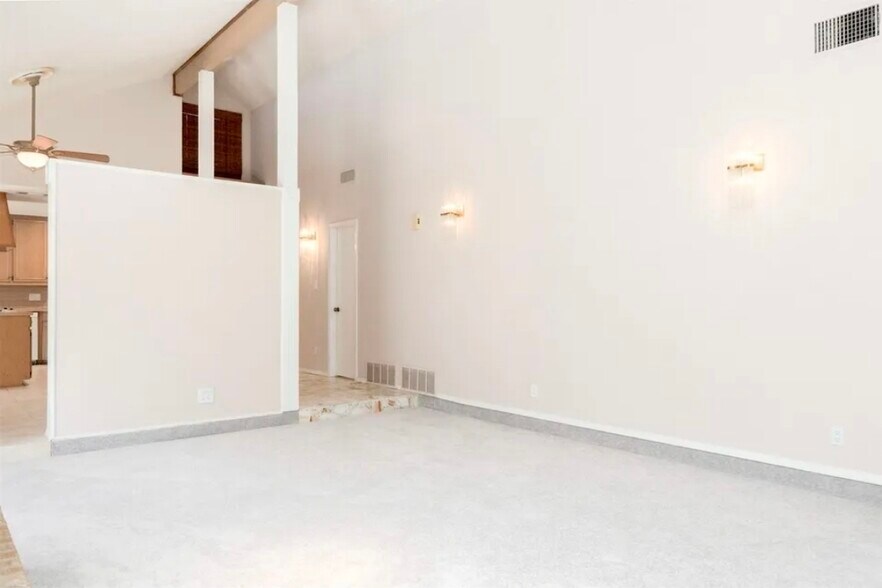 Building Photo - 616 Placid Cir