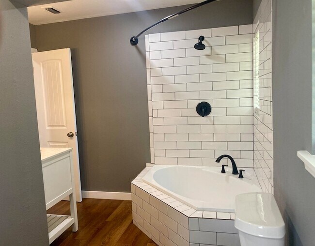 Building Photo - 901 Avenue E