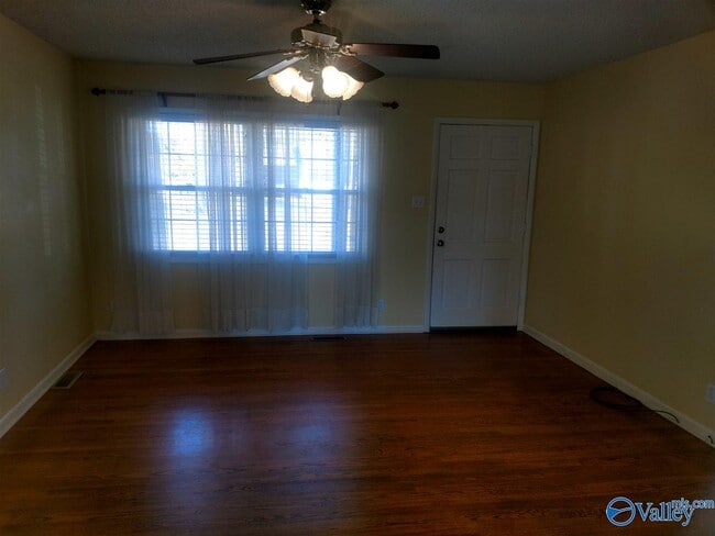 Building Photo - 11012 Crestfield Dr SE