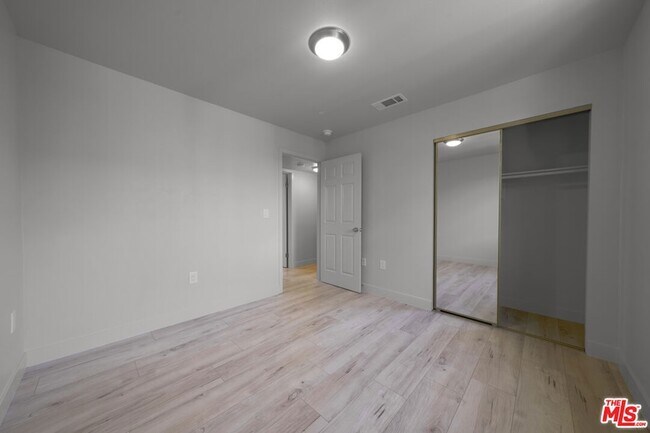 Building Photo - 236 W 84th Pl