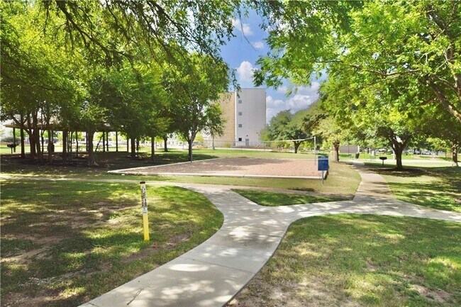 Building Photo - 1016 Winnsboro Lp