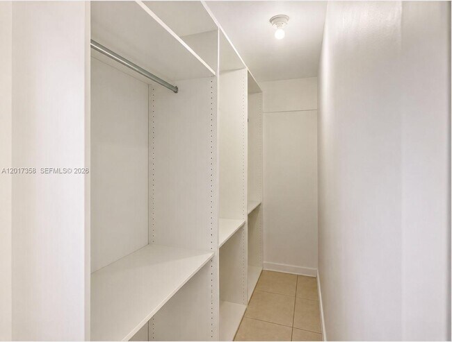 Building Photo - 21011 NE 25th Ct