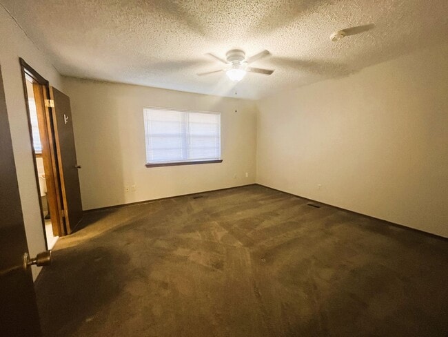 Building Photo - Norman. 3 bed, 2bath, 2 car garage with storm shelter