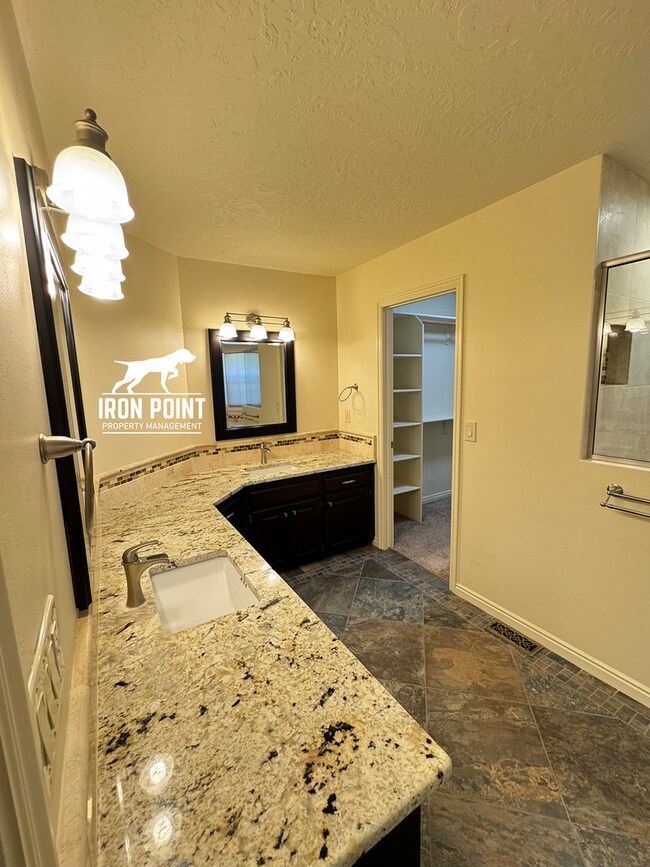 Building Photo - 4 bedroom home in East Boise, close to Bar...