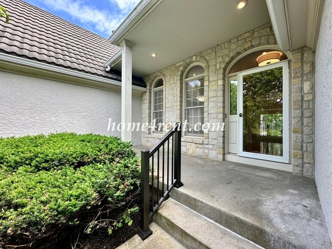 Building Photo - Exceptional 1.5 Story Home in the Prestigious Loch Lloyd Community!