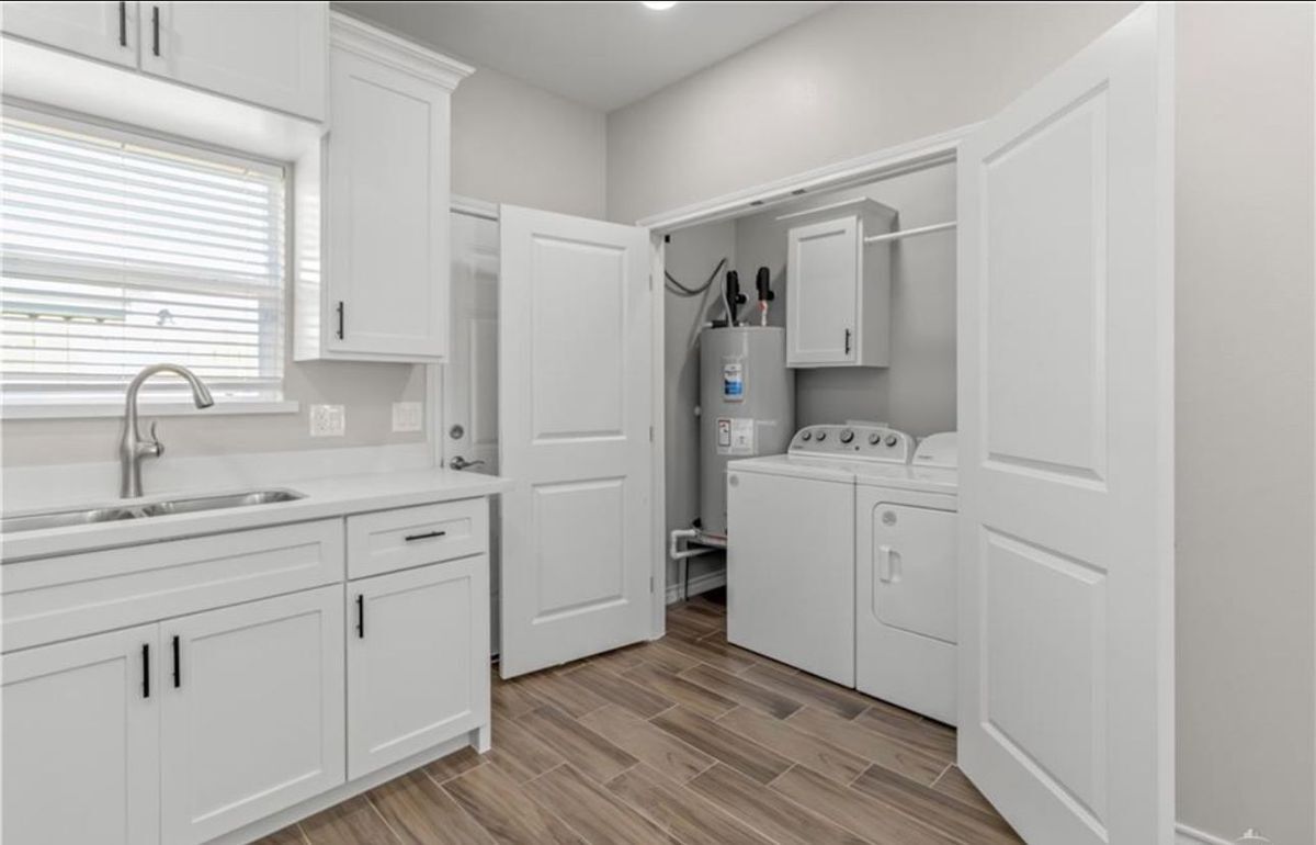 Building Photo - 2813 E Israel Ave