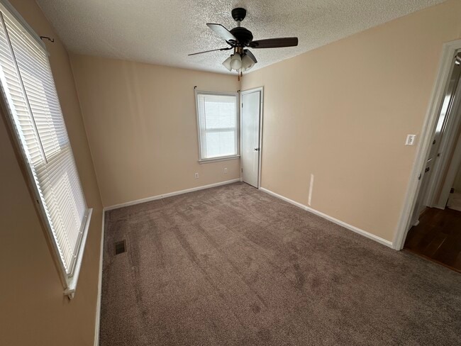 Building Photo - 957 N Ridgewood Dr