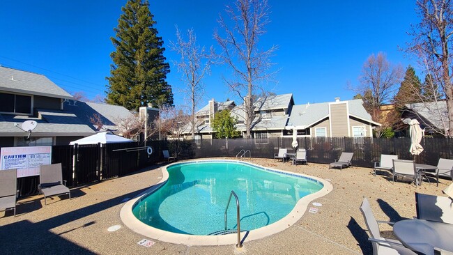 Building Photo - Gorgeous Single Story Condo in Folsom!