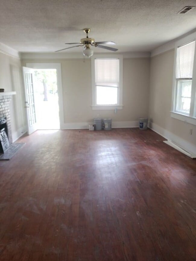 Building Photo - Three Bedroom Ranch in Park Circle