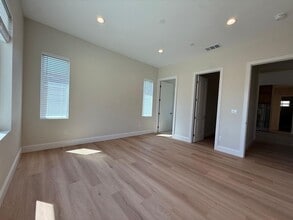 Building Photo - 1140 W Donington St