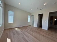Building Photo - 1140 W Donington St