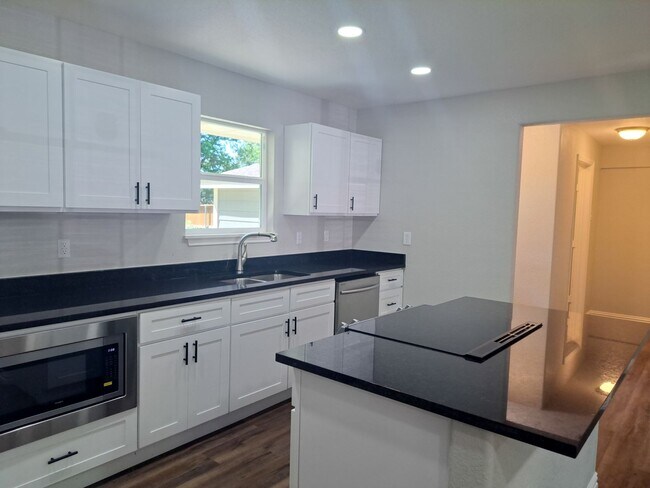 Building Photo - 5 bedroom / 2 bath