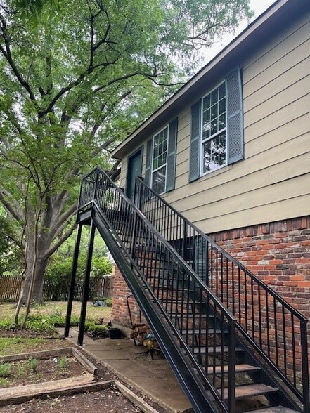 PRIVATE ENTRANCE - 4 Shadywood Pl
