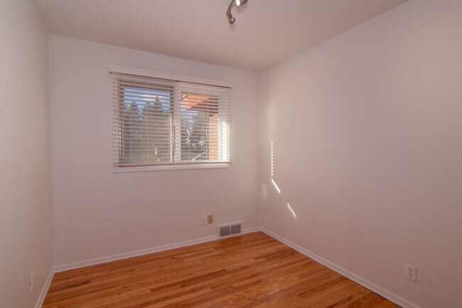Building Photo - 3 Bed 1.5 Bath Home in Shadle neighborhood...