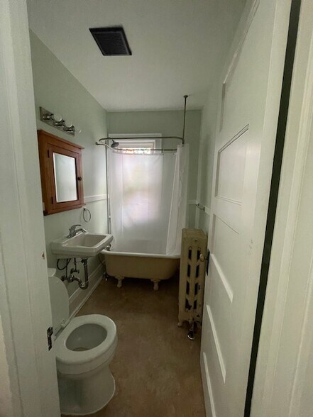Bathroom - 2539 Quincy St NE
