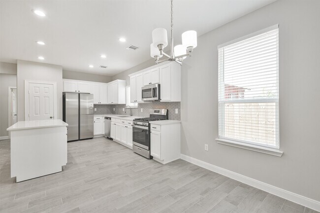 Building Photo - 7524 E Maxroy St