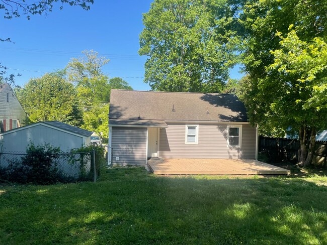 Building Photo - Knoxville 37920 - Adorable 2 bedroom 1 bath home in the Heart of South Knoxville-Pet Friendly - C...