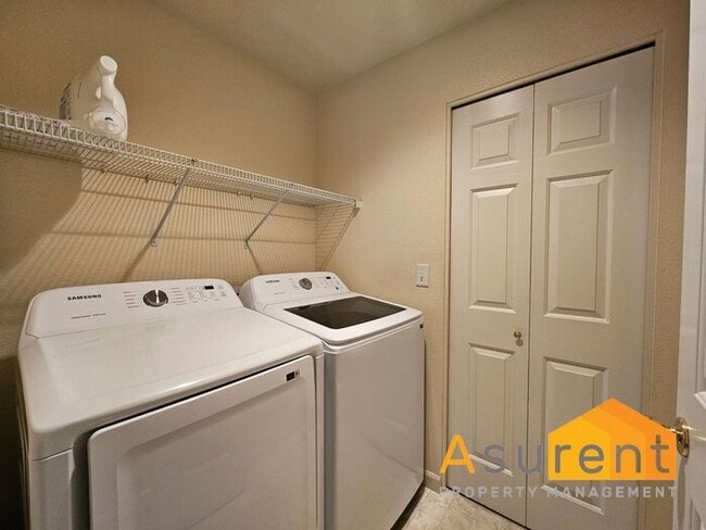 Building Photo - Charming Fully Furnished Home located in the vibrant city of Medford!