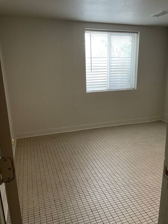 Building Photo - 4 Bed 2 Bath Old Town Fort Collins Home on Corner Lot