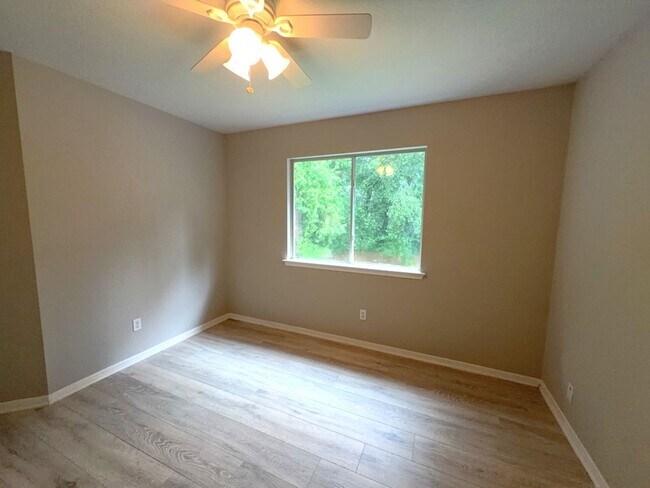 Building Photo - 2106 Lexington Woods Dr