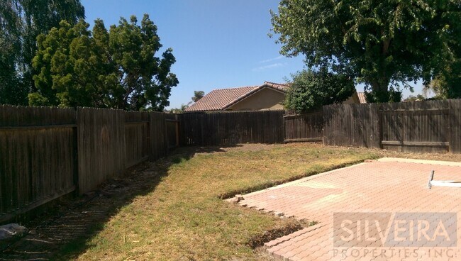 Building Photo - Captivating 3 bed 2 bath home in South Santa Maria.