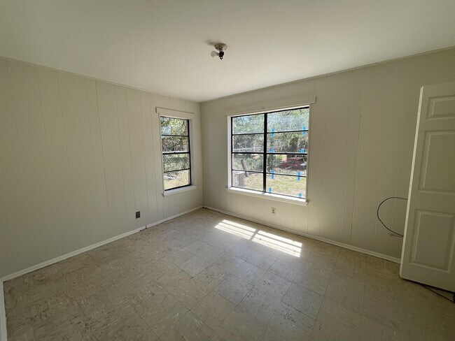 Building Photo - 705 Bustamante St