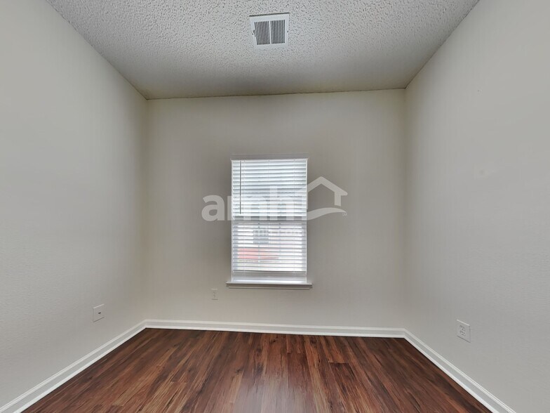 Building Photo - 116 Archwood Dr