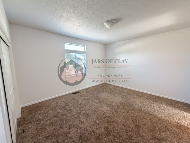 Building Photo - Modern West Salem Home: Central AC, 2-Car Garage & Washer/Dryer