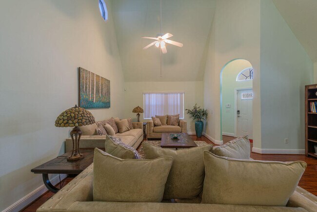 Building Photo - 1250 SW San Antonio Ave
