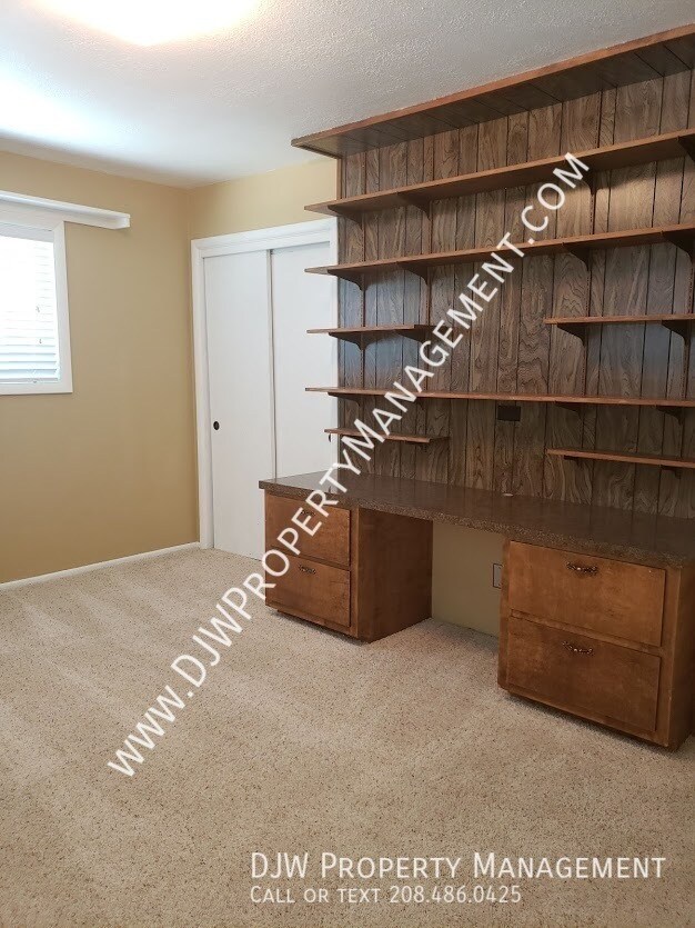 Building Photo - 624 W Linden St