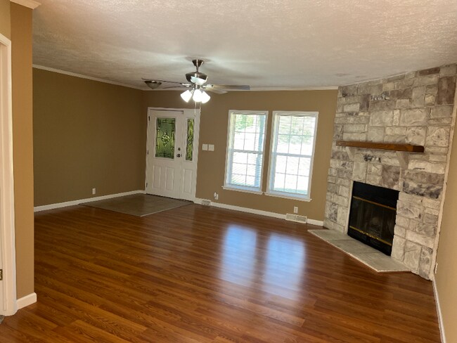 Building Photo - 420 Decker St