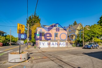 Building Photo - 2005-2007 Southeast Salmon Street - D