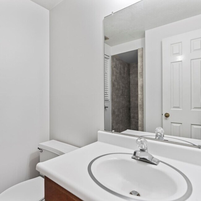 Building Photo - Large Murray 4 Bedroom Home