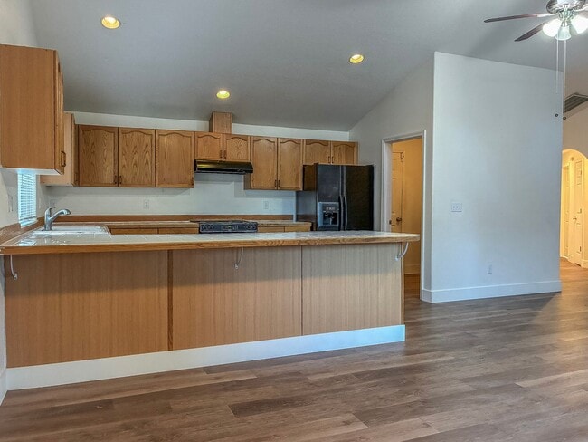 Building Photo - 3 Bedroom 2 Bath Ranch Home Available January 2026 !