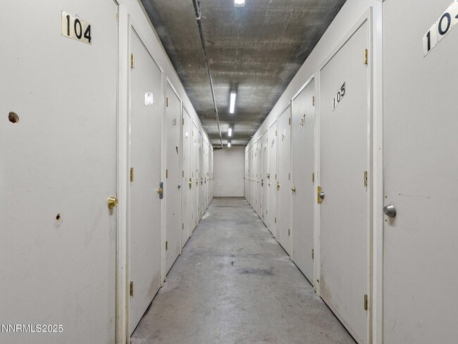 Building Photo - 3095 Lakeside Dr