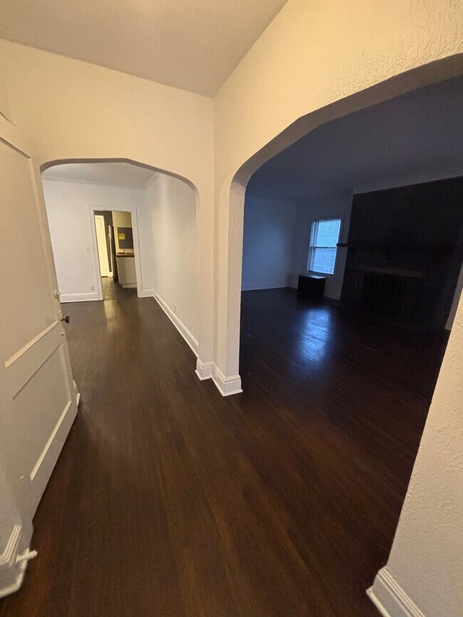 Building Photo - 1067-1069 Saint Clair Avenue