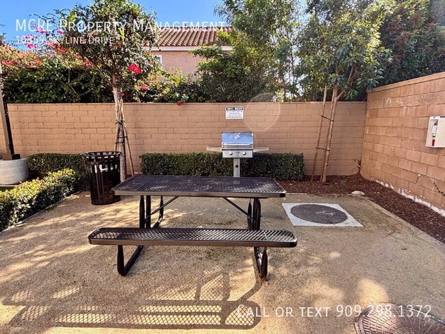 Building Photo - 10859 Skyline Dr