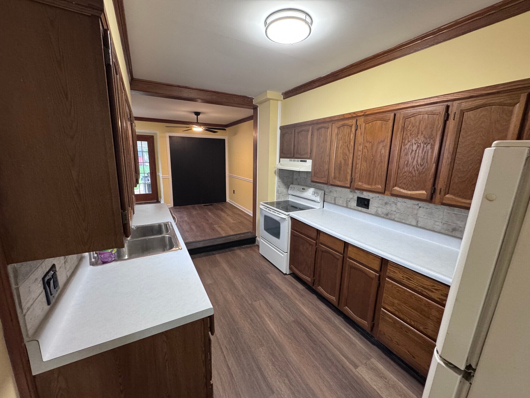 Building Photo - 110 E Locust St