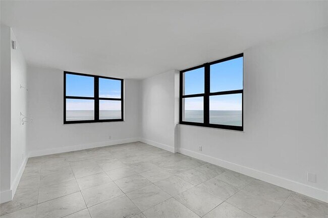 Building Photo - 2301 S Ocean Dr