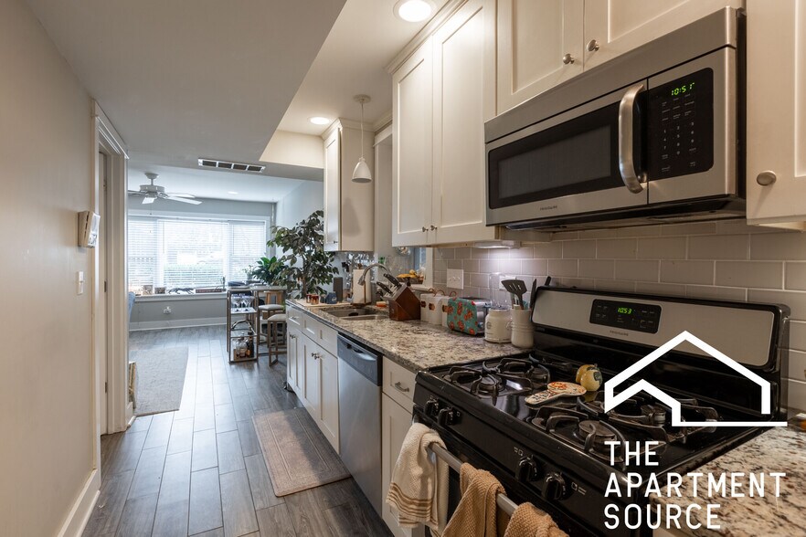 Building Photo - 2449 N Ashland Ave