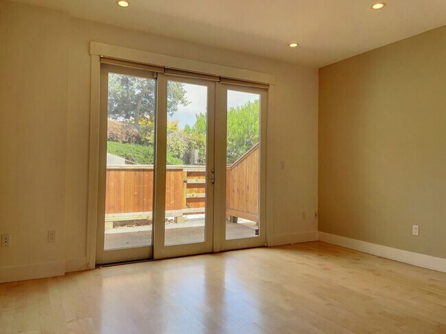 Building Photo - Modern 2 Bed, 1.5 Bath + Parking - Alamo S...