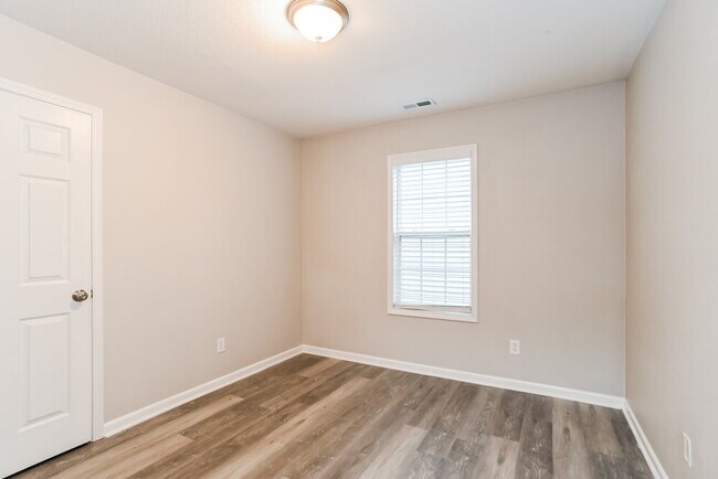 Building Photo - 3004 Great Falls Dr