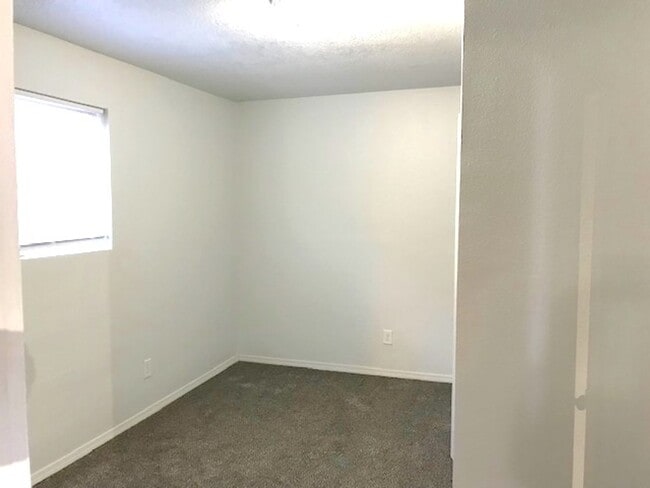 Building Photo - Gorgeous 2 bedroom in Barelas! Great location. Washer/Dryer.