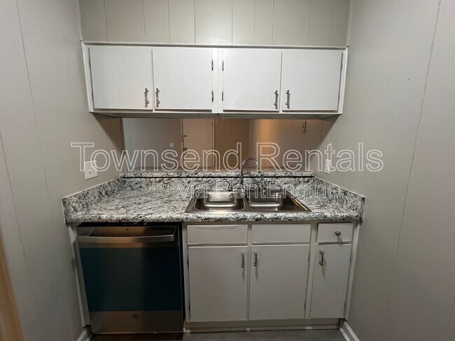 Building Photo - 5853 Century Oaks Dr