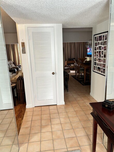 Building Photo - 3121 N Palm Aire Dr